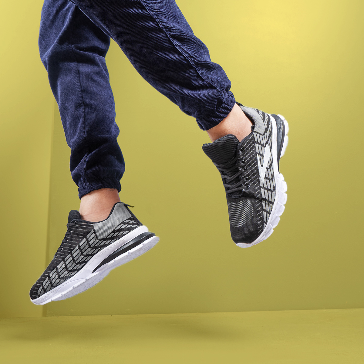 كفش ورزشي مردانه مشكي طوسي مدل Karlos