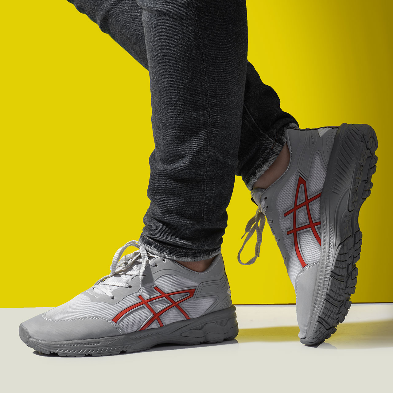 کفش ورزشی طوسی قرمز زیره طوسی مردانه مدل Rail