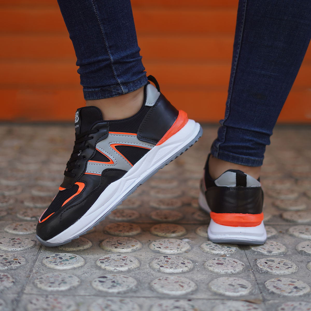 کفش ورزشی New Balance مردانه مشکی نارنجی مدل Romano