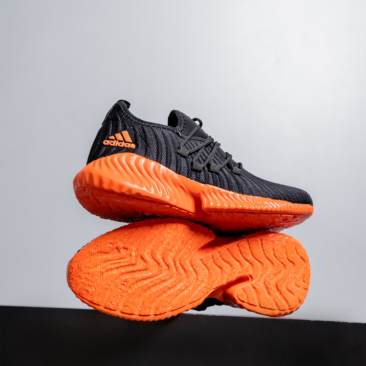 کفش ورزشی Adidas مردانه مشکی زیره نارنجی مدل River